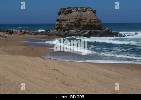 La formazione di roccia alta permanente sulla spiaggia di Porto Novo Portogallo Foto Stock