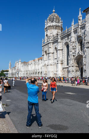 I turisti aventi le loro foto scattata nella parte anteriore del Jer nimos Monastero e chiesa di Santa Maria di Belem Lisbona Portogallo Foto Stock