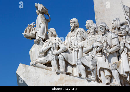 Una chiusura dei primi navigatori sul Monumento alle Scoperte (Padro dos Descobrimentos) contro un cielo azzurro Lisbona Portogallo Foto Stock