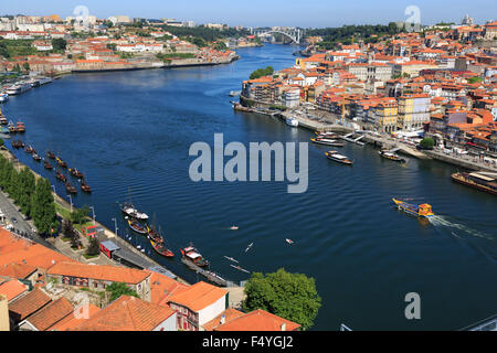 Vista su Vila Nova de Gaia e Porto lungo il fiume Douro il ponte Arrbida in background del Portogallo Foto Stock