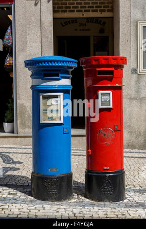 Due varianti di alta apertura casella montante {post box) rosso (posta ordinaria) blu (airmail) Porto Portogallo Foto Stock