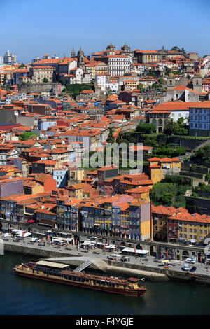 Vista sul Porto dal lato sud del fiume al Cais da Ribeira fino alla sommità della città in Portogallo Foto Stock