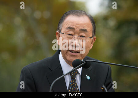 Il Segretario Generale delle Nazioni Unite Ban Ki-moon risolve il pubblico all'inaugurazione di Cristobal Gabarron 'Universo illuminato."per commemorare il settantesimo anniversario della Carta delle Nazioni Unite, Nazioni Unite e New York City funzionari unita ad inaugurare l'apertura di Cristobal Gabarron di installazione scultorea intitolata 'illuminati universo:' un metallo riflettente sfera circondata da un anello di sovrapposizione di colori vivaci dei life-size figure tenendo le mani. Foto Stock