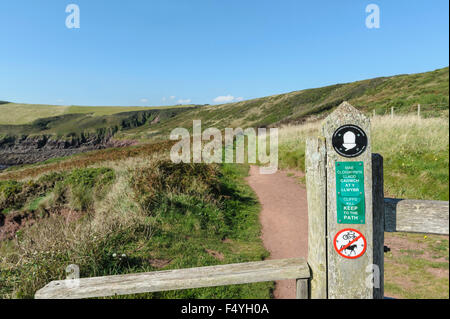 Seguire le indicazioni per Il Pembrokeshire Coast path. Parco nazionale di sentiero sign.Trail. Foto Stock