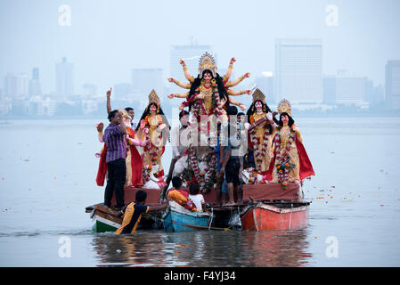 L'immagine di Durga idolo immersione è stata presa a Mumbai Chowpatty, India Foto Stock