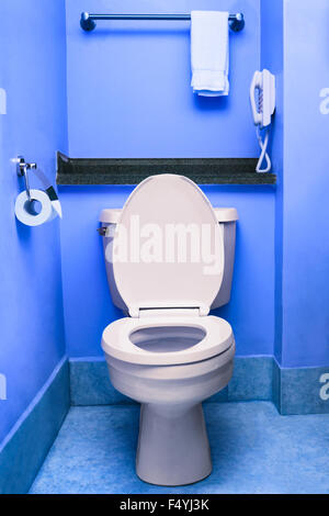 Pulire il sedile del wc vaso blu toilette wc bagno interno hotel Foto Stock