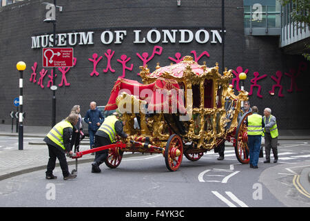 Londra, Regno Unito. 24 ott 2015. Il sindaco è stato allenatore è preso dal Museo di Londra per il suo viaggio verso la Guildhall. Durante il fine settimana il traffico viene interrotto al di fuori del Museo di Londra come il sindaco è stato allenatore - costruito nel 1757, una delle più antiche del mondo ancora in uso viene spostato su un breve viaggio da scorta di polizia al Guildhall nel cuore della City di Londra davanti al Signore Sindaco di Show 2015 Il 14 novembre che segna il suo ottavo compleanno. Credito: Clickpics/Alamy Live News Foto Stock