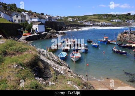 Il porto di Coverack su una tranquilla giornata estiva, Cornwall, Inghilterra, Regno Unito. Foto Stock