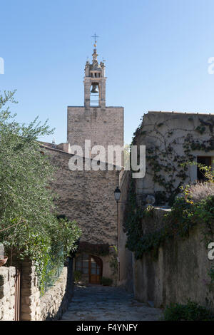 Blicke auf einen Glockenturm am Ende einer Gasse in Cucuron, einem mittelalterliche Dorf im Luberon in der Provence Foto Stock