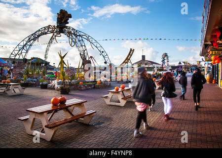 Southport, Merseyside Regno Unito 24 ottobre, 2015. "Dolcetto o scherzetto" happy Halloween Spookport parade. Pleasureland Parco divertimenti per bambini, dirige le operazioni per il felice evento di Halloween, come la città si trasforma in Spookport, nel Regno Unito la più grande festa di Halloween. Pleasureland personale sarà trasformato in felice e spaventose figure per divertimento-in cerca di famiglie al complesso di intrattenimento durante il semi-termine week-long città-ampia celebrazione. Foto Stock