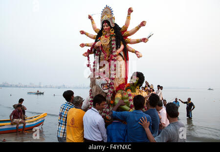 L'immagine di Durga idolo immersione è stata presa a Mumbai Chowpatty, India Foto Stock