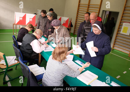 Varsavia, Polonia - Domenica 25 Ottobre 2015 - Generale agli elettori partecipare ad una votazione seggio in una scuola nell'area della Città Vecchia di Varsavia. Mostra fotografica di residenti locali tra cui le monache registrando la votazione alle 10.00. Foto Stock