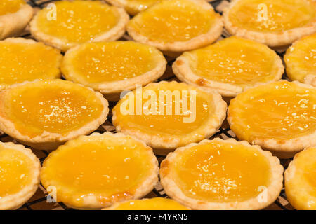 Cagliata di limone Marmellata crostata di torta crostate pronti per la consumazione di pasti caldi fatti in casa al di fuori del forno dessert in una riga Foto Stock