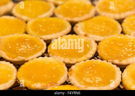 Cagliata di limone Marmellata crostata di torta crostate pronti per la consumazione di pasti caldi fatti in casa al di fuori del forno dessert in una riga Foto Stock