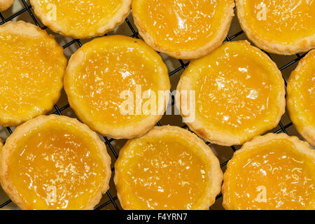 Cagliata di limone Marmellata crostata di torta crostate pronti per la consumazione di pasti caldi fatti in casa al di fuori del forno dessert in una riga Foto Stock