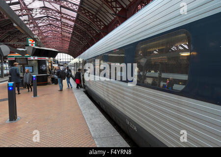 Il treno regionale fino a piattaforma alla stazione centrale di Copenhagen Foto Stock