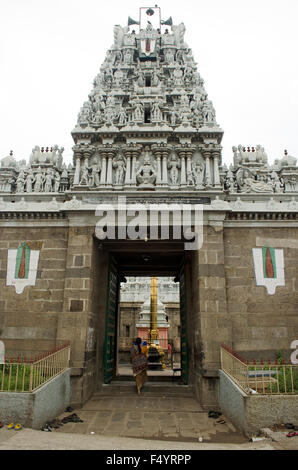 Vista frontale del tempio Parthasarathy, un tempio indù di Krishna a Chennai, Tamil Nadu,l'India,Asia Foto Stock