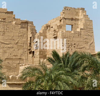 Vista dei rilievi sul primo pilone presso il tempio del faraone Ramesse III, Medinet Habu, West Bank, Luxor, Egitto Foto Stock