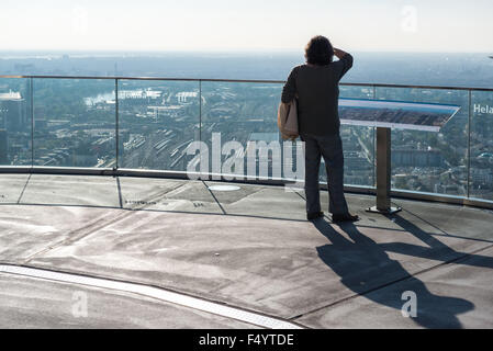 Visitatore sulla torre principale piattaforma di osservazione in Frankfurt am Main Foto Stock