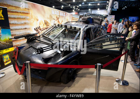 Varsavia, Polonia. 24 ott 2015. Commercio equo mostra Mad Max auto a giochi expo, Varsavia Games Week, Targi Gier Wideo, Hala Expo XXI, Varsavia, Polonia, 24 ottobre 2015, orientamento orizzontale, diritti gestiti, solo uso editoriale. Credito: Arletta Cwalina/Alamy Live News Foto Stock