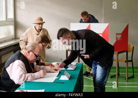 Varsavia, Polonia - Domenica 25 Ottobre 2015 - Elezioni generali nazionali di elezione parlamentare - gli elettori frequentare un elezione seggio in una scuola nell'area della Città Vecchia di Varsavia. Mostra fotografica di residenti locali giovani e vecchi partecipare alla votazione. Foto Stock