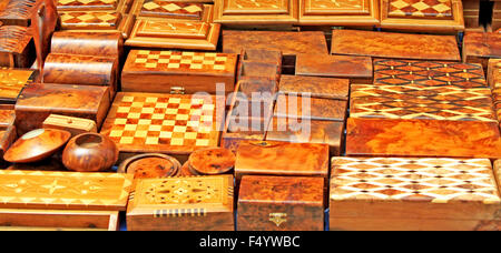 Souvenir in legno nel mercato di strada in Marocco Foto Stock