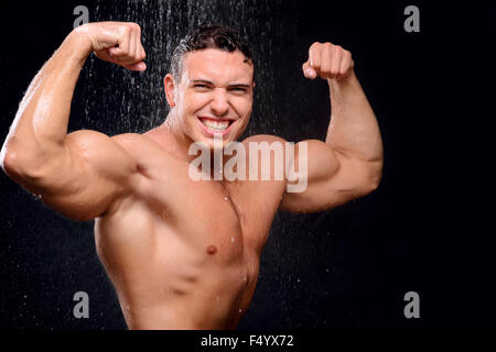 Bel ragazzo facevamo la doccia Foto stock - Alamy