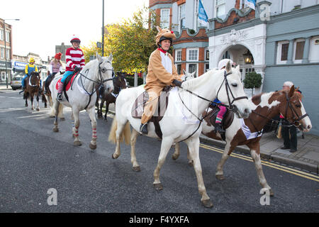 Londra, Regno Unito. 25 ott 2015. Quarantesimo Wimbledon Village Fancy Dress cavallo, a sud-ovest di Londra, Inghilterra, Regno Unito il 25 ottobre 2015 il quarantesimo annuale abito elegante sfilata di cavalli viene fornito attraverso il torneo di Wimbledon Village. Il cavallo sponsorizzati evento con i piloti locali vestito in costume è organizzato per raccogliere fondi che andrà verso il Royal Marsden campagna di cancro. Credito: Jeff Gilbert/Alamy Live News Foto Stock