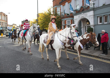 Londra, Regno Unito. 25 ott 2015. Quarantesimo Wimbledon Village Fancy Dress cavallo, a sud-ovest di Londra, Inghilterra, Regno Unito il 25 ottobre 2015 il quarantesimo annuale abito elegante sfilata di cavalli viene fornito attraverso il torneo di Wimbledon Village. Il cavallo sponsorizzati evento con i piloti locali vestito in costume è organizzato per raccogliere fondi che andrà verso il Royal Marsden campagna di cancro. Credito: Jeff Gilbert/Alamy Live News Foto Stock