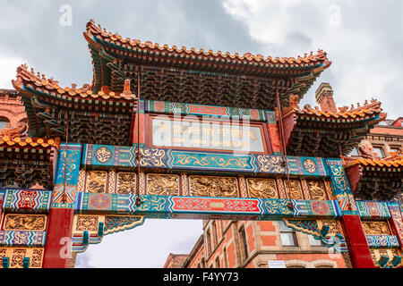 Grande arcata imperiale, un omaggio ufficiale di Pechino, è l'imponente gateway a Chinatown di Manchester. Foto Stock