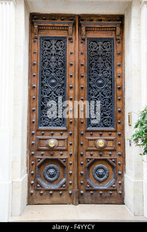 Bella, forte e la vecchia porta di legno a Parigi Foto Stock