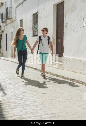 Coppia giovane sightseeing un villaggio. Tarifa, Cadice, Andalusia, Spagna. Foto Stock