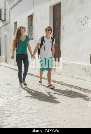 Coppia giovane sightseeing un villaggio. Tarifa, Cadice, Andalusia, Spagna. Foto Stock