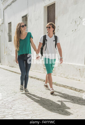 Coppia giovane sightseeing un villaggio. Tarifa, Cadice, Andalusia, Spagna. Foto Stock