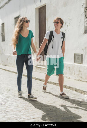 Coppia giovane sightseeing un villaggio. Tarifa, Cadice, Andalusia, Spagna. Foto Stock