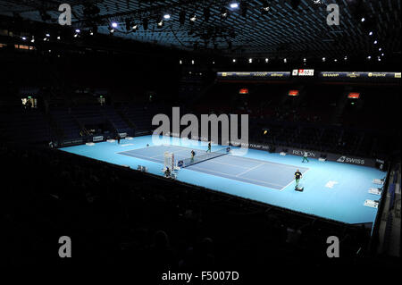 Basel, Svizzera. 25 ott 2015. Basilea Swiss Tennis Indoor campionati. Giorno uno. Staff preparare il centro corte per l inizio del Basilea Swiss Indoors. Credito: Azione Sport Plus/Alamy Live News Foto Stock