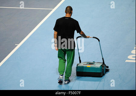 Basel, Svizzera. 25 ott 2015. Basilea Swiss Tennis Indoor campionati. Giorno uno. Staff preparare il centro corte per l inizio del Basilea Swiss Indoors. Credito: Azione Sport Plus/Alamy Live News Foto Stock