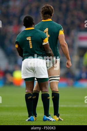 Tendai Mtawarira & Eben Etzebeth Sud Africa V NUOVA ZELANDA SUDAFRICA V Nuova Zelanda, Coppa del Mondo di Rugby di Twickenham 2015, Londra, Inghilterra 24 ottobre 2015 Coppa del Mondo di Rugby 2015, Semi Finali Twickenham Stadium di Londra, Inghilterra Credito: Allstar Picture Library/Alamy Live News Foto Stock