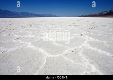 Crosta di sale nel bacino Badwater salina, il punto più basso del Nord America, Panamint Range left, Montagna Nera, Valle della Morte Foto Stock