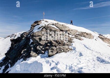 Ski tourer Madritschspitze ascendente in Val Martello, qui su summit ridge, il Parco Nazionale dello Stelvio, Ortler Alpi, Val Venosta Foto Stock