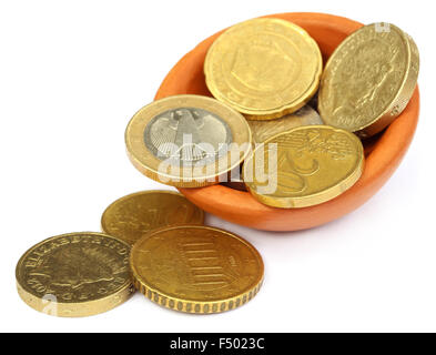 Sterlina britannica e in euro e monete in una ciotola Foto Stock