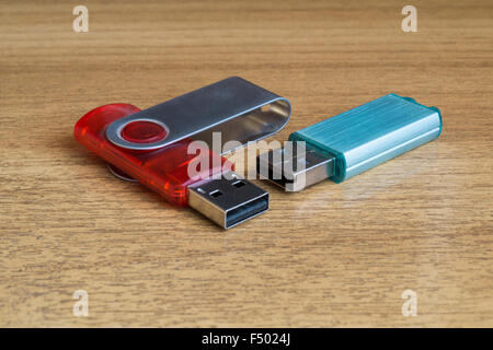 Fleshka per la conservazione delle informazioni poggia su un tavolo di legno Foto Stock