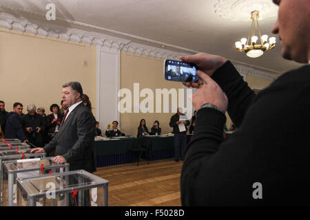 25 ottobre 2015 - Kiev, Ucraina - il presidente ucraino Petro Poroshenko, destra e sua moglie Maria, prendere parte alla votazione in corrispondenza di una stazione di polling in Kiev, Ucraina, Domenica, 25 ottobre 2015. I seggi elettorali aperti in Ucraina di domenica per elezioni regionali e locali in tutto il paese, tranne per la separatista-held regioni dell est del paese. (Credito Immagine: © Nazar Furyk via ZUMA filo) Foto Stock