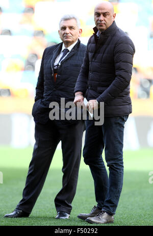 Udine, Italia. 25 ott 2015. Maurizio Stirpe Frosinone il presidente (L) e Marco Giannitti Frosinone il direttore sportivo appare durante il campionato italiano di una partita di calcio tra Udinese Calcio v Frosinone Calcio in Friuli Stadium il 25 ottobre, 2015 a Udine. Credito: Andrea Spinelli/Alamy Live News Foto Stock