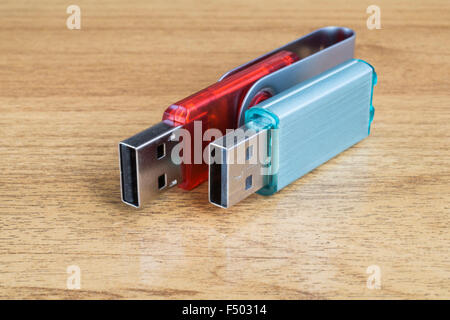 Fleshka per la conservazione delle informazioni poggia su un tavolo di legno Foto Stock