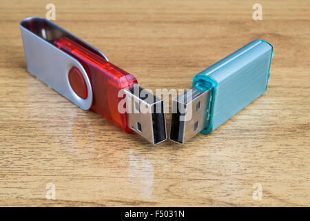 Fleshka per la conservazione delle informazioni poggia su un tavolo di legno Foto Stock