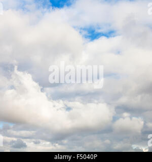 Sfondo naturale - dense nuvole bianche in blu cielo di autunno Foto Stock