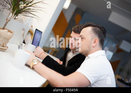 Due uomini che lavorano insieme Foto Stock