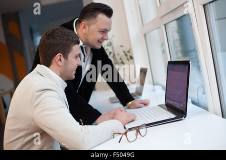 Team leader nel contribuire a risolvere un problema Foto Stock