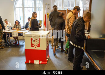 Londra, Regno Unito. Il 25 ottobre 2015. Poli il voto in un generale elezione al seggio situato nel Consolato generale della Repubblica di Polonia, 10 Bouverie Street a Londra. Foto Stock